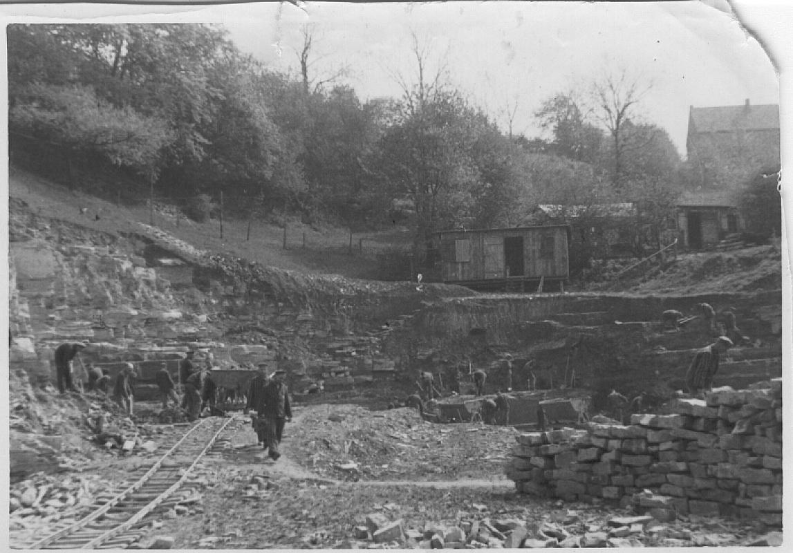 Büren-Wewelsburg, etwa 1941-1943, Häftlinge im Steinbruch unterhalb der Wewelsburg, Privatbesitz