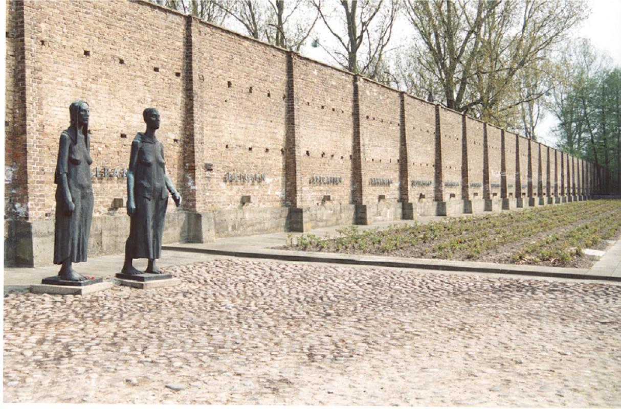 Ravensbrück, 1996, The »Women's Group« by artist Willi Lammert at the »Wall of Nations«, Mahn- und Gedenkstätte Ravensbrück, Heinz Heuschkel