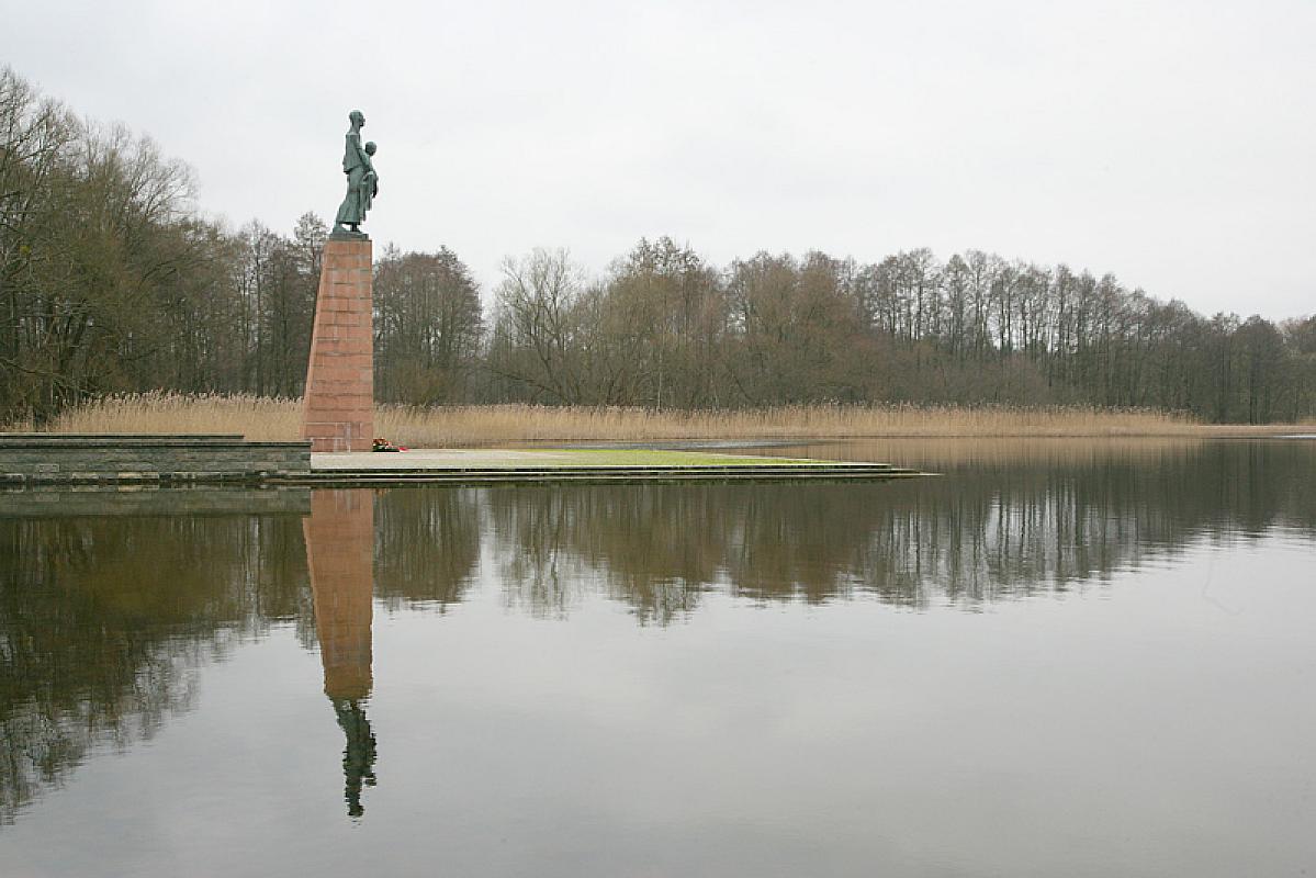 Ravensbrück, 2007, Sculpture »Carrying« by Will Lammert, Johannes-Maria Schlorke