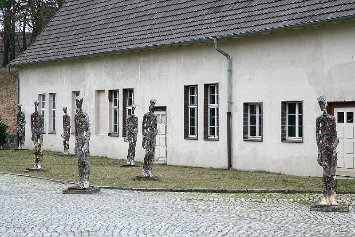 Ravensbrück, 2010, »Figuren gegen das Vergessen« (Figures against Forgetting) from 1996 by the artist Stuart N.R. Wolfe, Johannes-Maria Schlorke