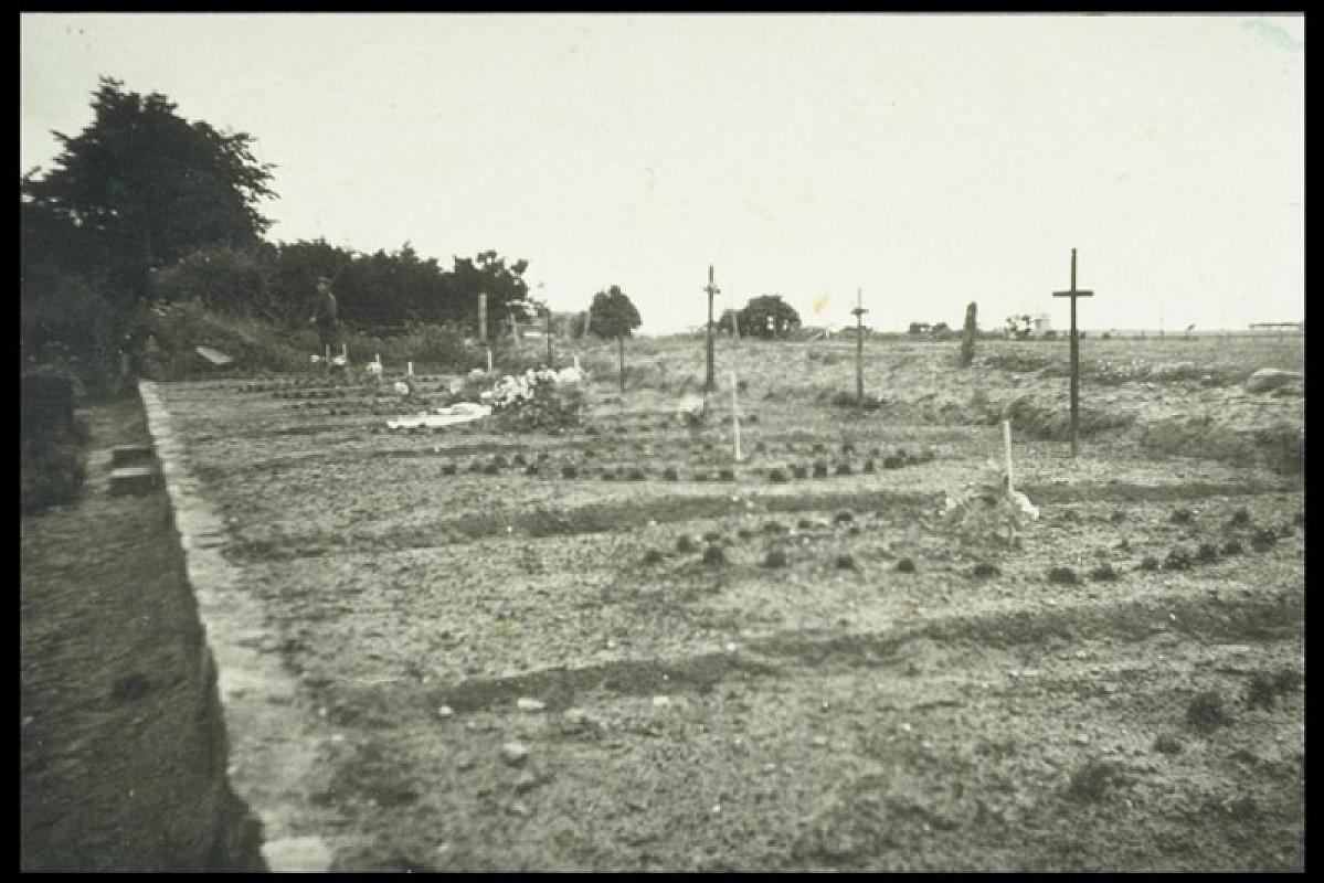 Ladelund, 1944, Die frischen Gräber der Toten aus dem KZ Ladelund 1944, KZ Gedenk- und Begegnungsstätte Ladelund