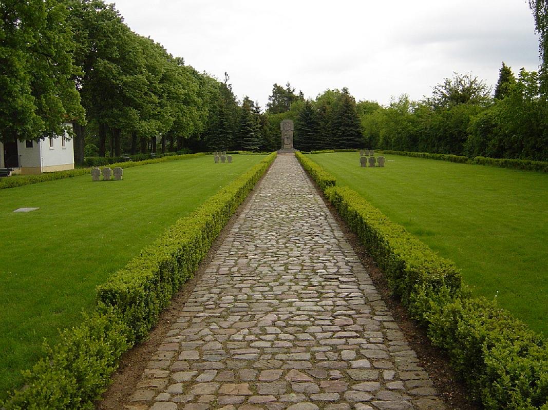 Neuburxdorf, 2004, Kriegsgefangenenfriedhof Neuburxdorf, Graham Johnson