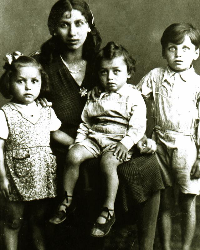 Stettin, etwa 1941, Elisabeth Emmler mit ihren Kindern – alle 1943 in Auschwitz-Birkenau ermordet, Privatfoto/Dokumentationszentrum